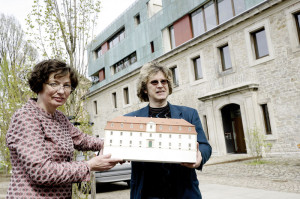 Stadtgeschichte dreidimensional rekons- truiert: Dr. Cornelia Dörr, Direktorin des Kasseler Stadtmuseums, mit Jérôme- Redakteur und Modellbauer Jan Hendrik Neumann (Atelier Neumann). Foto: Mario Zgoll