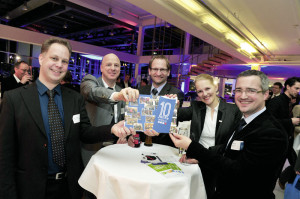 Sie zeigten sich stolz auf die erfolgreiche Dekade, in der MoWiN.net die hiesige Region nachhaltig verändert hat (v.l.): Markus Barella (Geschäftsführer, first energy), Michael Schapiro (Projektleiter Promotion Nordhessen, Regionalmanagement Nord-hessen GmbH), Dr. Volker Asemann (Vorstand, K-Utec AG Salt Technologies), Nadja Gläser (Leitung Mobilität, Regionalmanagement Nordhessen GmbH), und ihr Vorgänger Michael Kluger (Leiter Mobilität, House of Logistics & Mobility (HOLM) GmbH) (v.l.). Foto: Carsten Herwig Sie zeigten sich stolz auf die erfolgreiche Dekade, in der MoWiN.net die hiesige Region nachhaltig verändert hat (v.l.): Markus Barella (Geschäftsführer, first energy), Michael Schapiro (Projektleiter Promotion Nordhessen, Regionalmanagement Nord-hessen GmbH), Dr. Volker Asemann (Vorstand, K-Utec AG Salt Technologies), Nadja Gläser (Leitung Mobilität, Regionalmanagement Nordhessen GmbH), und ihr Vorgänger Michael Kluger (Leiter Mobilität, House of Logistics & Mobility (HOLM) GmbH) (v.l.). Foto: Carsten Herwig