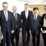 Gute Laune schon vor der Beiratssitzung des Netzwerks Hessen-China. Von links Nicole Holzapfel (Projektleiterin Wirtschaftsförderung), Sparkassen-Chef Ingo Buchholz, Netzwerk-Präsident Alfred Schmidt, Wirtschaftsförderungs-Geschäftsführer Kai Lorenz Wittrock, Netzwerk-Präsident Zeng Deshun und Wirtschaftsförderungsmitarbeiterin Larissa Most. Foto: Mario Zgoll Gute Laune schon vor der Beiratssitzung des Netzwerks Hessen-China. Von links Nicole Holzapfel (Projektleiterin Wirtschaftsförderung), Sparkassen-Chef Ingo Buchholz, Netzwerk-Präsident Alfred Schmidt, Wirtschaftsförderungs-Geschäftsführer Kai Lorenz Wittrock, Netzwerk-Präsident Zeng Deshun und Wirtschaftsförderungsmitarbeiterin Larissa Most. Foto: Mario Zgoll