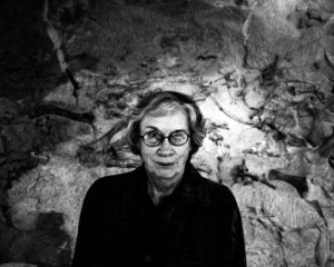 Lieber auf einem Dinosaurier- als auf einem Menschenfriedhof: Die kanadisch-amerikanische Bestseller-Autorin Annie Proulx (»Postkarten«, 1992, »Schiffsmeldungen«, 1993, »Das grüne Akkordeon«, 1996) vor dem Dinosaur National Monument in Utah/Colorado. Foto: Tobias Wenzel