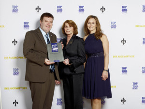 Herr und Frau Wetzel mit der Schirmherrin Senta Berger anlässlich der Preisverleihung. Foto: BGW Marketing