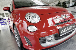 Von allen Seiten betrachtet, strahlt der Abarth 595 eine unaufdringliche Sportlichkeit aus. Es sind nur Applikationen wie der hintere Spoiler, die zwei Endrohre und natürlich der Abarth-Skorpion, die den Sportler auf der Fiat-Basis erkennen lassen. Foto: Mario Zgoll Von allen Seiten betrachtet, strahlt der Abarth 595 eine unaufdringliche Sportlichkeit aus. Es sind nur Applikationen wie der hintere Spoiler, die zwei Endrohre und natürlich der Abarth-Skorpion, die den Sportler auf der Fiat-Basis erkennen lassen. Foto: Mario Zgoll
