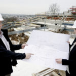 Märchenhaft im Zeitplan: GRIMMWELT-Projektleiterin Susanne Völker und Bauleiter Diethelm Haase (Atelier 30) inmitten der Baustelle. Foto: Mario Zgoll Märchenhaft im Zeitplan: GRIMMWELT-Projektleiterin Susanne Völker und Bauleiter Diethelm Haase (Atelier 30) inmitten der Baustelle. Foto: Mario Zgoll