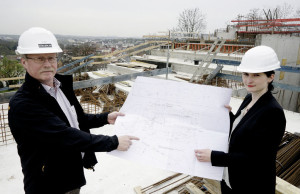 Märchenhaft im Zeitplan: GRIMMWELT-Projektleiterin Susanne Völker und Bauleiter Diethelm Haase (Atelier 30) inmitten der Baustelle. Foto: Mario Zgoll