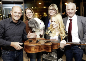 Dr. Kai Füldner, Direktor des Naturkundemuseums in Kassel, Eva-Britt Haufe, Logopädin aus Kassel mit Harlekin-Großpudeldame Lana, Moderatorin Petra Nagel, Werner Liphardt. Leiter des Dezernates Biodiversität und Artenschutz beim Regierungspräsidium in Kassel und vorn: Country-Sängerin Lisa-Marie Fischer, auf der Gitarre Spinne „Hulda“ aus der Spinnenausstellung des Naturkundemuseums (v.l.). Foto: Mario Zgoll