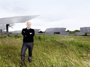 Ein Mann und eine Vision: Als Geschäftsführer von deENet unterstützen Dr.-Ing. Martin Hoppe-Kilpper und sein Team regionale Projekte zum Ausbau der Erneuerbaren Energien und zur Dezentralisierung der Energieversorgung. Foto: nh Ein Mann und eine Vision: Als Geschäftsführer von deENet unterstützen Dr.-Ing. Martin Hoppe-Kilpper und sein Team regionale Projekte zum Ausbau der Erneuerbaren Energien und zur Dezentralisierung der Energieversorgung. Foto: nh