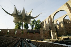 Historisches Ambiente: Die Stiftsruine Bad Hersfeld ist die größte romanische Kirchenruine der Welt. Foto: Bad Hersfelder Festspiele