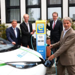 Freie Fahrt für E-Mobilität heißt es seit heute am Schlosshotel Kassel. Gemeinsam eröffneten heute (v.li.) der Geschäftsführer der Regionalmanagement Nordhessen GmbH Holger Schach, der Vorstand der KVG und der Städtische Werke AG Dr. Thorsten Ebert, Kassels Stadtkämmerer Dr. Jürgen Barthel und der Geschäftsführer der Schlosshotel Kassel-Wilhelmshöhe Betriebs GmbH, Gerhard Jochinger, den zweiten E-Mobilpunkt in Kassel, an dem E-Pkw als Carsharingfahrzeuge gemietet und auch gleich an einer Ladesäule mit Energie versorgt werden können. Foto: KVG AG / A. Fischer