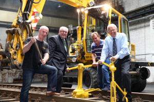 Zum heutigen offiziellen Abschluss der Gleisbauarbeiten im Technik Museum Kassel (TMK) legen sie gemeinsam Hand an (v.li.): Bernd Scott vom TMK, KVG-Vorstand Norbert Witte, Jens Rose von der Gleisbaufirma Martin Rose GmbH und KVG-Vorstandsvorsitzender Andreas Helbig. Foto: KVG AG / A. Fischer