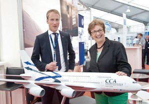 Präsenz auf der ILA Berlin Air Show: Dr. Matthias Jahnke empfling Brigitte Zypries, Parlamentarische Staatssekretärin im Bundesministerium für Wirtschaft und Energie, am hessischen Gemeinschaftsstand. Foto: nh