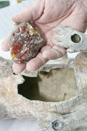 An der Unterseite des Krokodils klafft ein großes Loch, aus dem das Baumharz bröckelt. Foto: Kothe