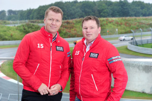 Swen Riediger, Leiter des Porsche Zentrums Kassel, und Serviceleiter Gerrit Spangenberg führten uns in die Geheimnisse des Bilster Bergs ein. Foto: Bernd Schoelzchen Swen Riediger, Leiter des Porsche Zentrums Kassel, und Serviceleiter Gerrit Spangenberg führten uns in die Geheimnisse des Bilster Bergs ein. Foto: Bernd Schoelzchen