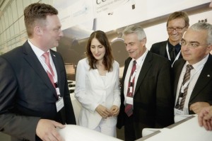 WFG-Geschäftsführer Kai Lorenz Wittrock mit Anja Kohl, Dr. Konrad Joecks (ZF Luftfahrtechnik), Ulrich Spengler (IHK) und Robert Stürzer (Airbus Helicopters) (v.l.). Foto: Mario Zgoll WFG-Geschäftsführer Kai Lorenz Wittrock mit Anja Kohl, Dr. Konrad Joecks (ZF Luftfahrtechnik), Ulrich Spengler (IHK) und Robert Stürzer (Airbus Helicopters) (v.l.). Foto: Mario Zgoll
