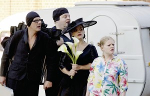Spielen eine groteske Familie: Michael Werner, René Spitzer, Kate Fierley und Leoni Selina Bäcker (v.l.). Foto: Mario Zgoll Spielen eine groteske Familie: Michael Werner, René Spitzer, Kate Fierley und Leoni Selina Bäcker (v.l.). Foto: Mario Zgoll