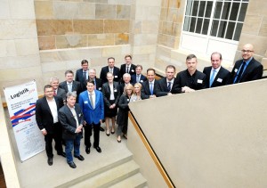 Gruppenbild mit Gastgebern. Volles Haus herrschte beim diesjährigen Logisitik-Tag im Kongress Palais-Stadthalle. Nadja Gläser, Geschäftsführerin MoWiN.net und Leiterin des Bereichs Mobilität (8. von links), und Markus Oeste, Projektmanager bei MoWiN.net für Logistik und Bahntechnik (hinten rechts), blicken ob des guten Zuspruchs schon jetzt optimistisch auf den nächsten Logistik-Tag im Jahr 2015. Foto: Mario Zgoll