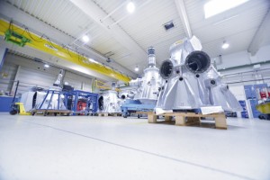 Generalüberholte Gehäuse für Rotorgetriebe des CH 53 stehen für die Endmontage bereit. Foto: Thorsten Eschtruth Generalüberholte Gehäuse für Rotorgetriebe des CH 53 stehen für die Endmontage bereit. Foto: Thorsten Eschtruth