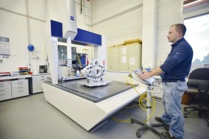 Im Messraum werden alle Teile nach Durchlaufen der Produktion mittels modernster optischer und taktiler Messungsmaschinen auf ihre Genauigkeit hin überprüft. Auf den Mikrometer genau müssen sie passen. Foto: Thorsten Eschtruth Im Messraum werden alle Teile nach Durchlaufen der Produktion mittels modernster optischer und taktiler Messungsmaschinen auf ihre Genauigkeit hin überprüft. Auf den Mikrometer genau müssen sie passen. Foto: Thorsten Eschtruth