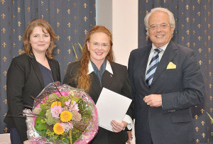 Professor Dr. Kurt Reding (links) überreicht gemeinsam mit Maria Weidemann  (rechts, Geschäftsleitung Hess. Berufsakademie) im feierlichen Rahmen die Urkunde des Landes Hessen (links) an Professor Dr. Sylvia E. Kernke (Mitte). Foto: Hessische Berufsakademie