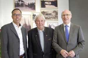 Kooperationspartner: Frank Möller (DER Deutsches Reisebüro), Veranstalter Dieter Kohl und Flughafen-Chef Ralf Schustereder (von links) präsentieren gemeinsam die neuen Ski-Reisen ins Stubaital. Foto: Ralph-Michael Krum Kooperationspartner: Frank Möller (DER Deutsches Reisebüro), Veranstalter Dieter Kohl und Flughafen-Chef Ralf Schustereder (von links) präsentieren gemeinsam die neuen Ski-Reisen ins Stubaital. Foto: Ralph-Michael Krum