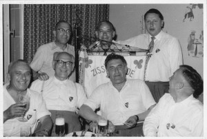Mit einem oder auch mehreren kühlen Schoppen feierte Willy Schmidt mit Freunden und dem damaligen Oberbürgermeister Lauritz Lauritzen (hinten rechts) um 1957 den Zissel. Seinen Zissel. Foto: links: Stadtarchiv Kassel, E 1 0 Zissel bis 60er Jahre Nr. 1, Unbekannt Mit einem oder auch mehreren kühlen Schoppen feierte Willy Schmidt mit Freunden und dem damaligen Oberbürgermeister Lauritz Lauritzen (hinten rechts) um 1957 den Zissel. Seinen Zissel. Foto: links: Stadtarchiv Kassel, E 1 0 Zissel bis 60er Jahre Nr. 1, Unbekannt