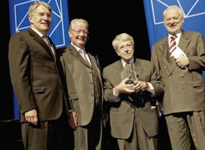 Staatstheater-Intendant Thomas Bockelmann, Prof. Dr. Hansjörg Melchior, Vorstand der Gesellschaft der Freunde und Förderer des Kasseler Bürgerpreises »Das Glas der Vernunft«, Preisträger Ferenc Köszeg und Festredner Erhard Buseck. Foto: Mario Zgoll