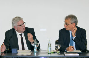 IHK-Hauptgeschäftsführer Dr. Walter Lohmeier im Gespräch mit Tarek Al Wazir (rechts). Foto: IHK/Andreas Nordlohne