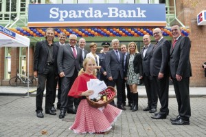 Spendenübergabe der Sparda-Bank in festlichem Rahmen und mit verschiedenen Aktionen: Gerd Blömecke-Rumpf (Hochschulsport), Markus Müller  (Generalbevollmächtigter Sparda), Hans-Joachim Hellhake  (2. Vorsitzender Sparda), Michael Weidmann (Vorstandsmitglied Sparda), Kinderschutzbund- Vorsitzende Jutta Effert, Polizeipräsident Ekkehard Sauer,  Gerhard Siebeneicher (Verein Bürger und Polizei), Kirsten  Völzke (Kinderschutzbund),  Peter Zypries (Brüder-Grimm-Festival), Jürgen Weber (Vorstandsvorsitzender Sparda) und Frank Jung (Generalbevollmächtigter Sparda) (v.l.). Vorne: Schauspielerin Christina van Leyen (Brüder-Grimm-Festival/tic). Foto: Bernd Schoelzchen