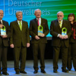 Ehrenvolle Runde: Bundespräsident Joachim Gauck mit den Preisträgern Prof. Peter Hennicke, Prof. Gunther Krieg sowie Hubert Weinzierl und seiner Frau Beate Seitz-Weinzierl (v.l.). Foto: Markus Frohme Ehrenvolle Runde: Bundespräsident Joachim Gauck mit den Preisträgern Prof. Peter Hennicke, Prof. Gunther Krieg sowie Hubert Weinzierl und seiner Frau Beate Seitz-Weinzierl (v.l.). Foto: Markus Frohme