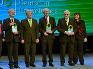 Ehrenvolle Runde: Bundespräsident Joachim Gauck mit den Preisträgern Prof. Peter Hennicke, Prof. Gunther Krieg sowie Hubert Weinzierl und seiner Frau Beate Seitz-Weinzierl (v.l.). Foto: Markus Frohme Ehrenvolle Runde: Bundespräsident Joachim Gauck mit den Preisträgern Prof. Peter Hennicke, Prof. Gunther Krieg sowie Hubert Weinzierl und seiner Frau Beate Seitz-Weinzierl (v.l.). Foto: Markus Frohme