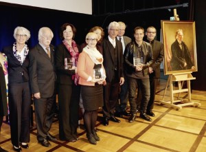 Zweiter von rechts neben dem „Kollegen“: Dieter Nuhr bei der Verleihung des von der Eberhard-Schöck-Stiftung und dem Verein Deutsche Sprache ausgelobten Jacob-Grimm-Preises auf der Bühne des Kongress Palais Stadthalle. Foto: Mario Zgoll