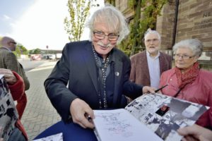 Beim Rückblick auf 55 Jahre öffentlichen künstlerischen Schaffens: Albert »Ali« Schindehütte, der in Breitenbach aufwuchs, in Kassel studierte, dann nach Berlin und Hamburg ging, aber seiner nordhessischen Heimat auch künstlerisch immer auf das Engste verbunden blieb. Foto: Markus Frohme