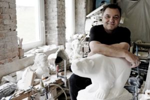Sigi und seine Bären: Der Kasseler Künstler wird den Göttinger Kragenbären modellieren. Foto: Mario Zgoll Sigi und seine Bären: Der Kasseler Künstler wird den Göttinger Kragenbären modellieren. Foto: Mario Zgoll