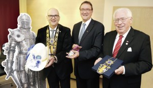 Ein Ehrenritter aus Metall und drei aus Fleisch und Blut: Andreas Fehr, Bischof Prof. Martin Hein und Dieter Michel (v.l.). Foto: nh Ein Ehrenritter aus Metall und drei aus Fleisch und Blut: Andreas Fehr, Bischof Prof. Martin Hein und Dieter Michel (v.l.). Foto: nh