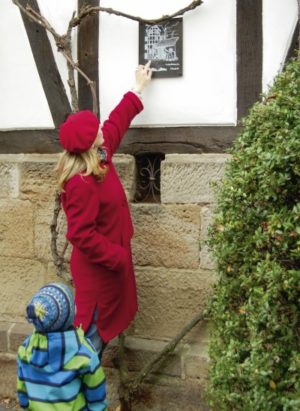 Idylle und viel zu erkunden im Märchenviertel. An die einstige Schmiede, heute Wohnhaus, erinnert eine Gedenktafel. Foto: Ralph Krum Idylle und viel zu erkunden im Märchenviertel. An die einstige Schmiede, heute Wohnhaus, erinnert eine Gedenktafel. Foto: Ralph Krum