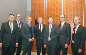 Georg von Meibom, Geschäftsführer EAM, Landrat Stefan Reuß, Aufsichtsratsvorsitzender Regionalmanagement Nordhessen, Prof. Dr. Hans-Dieter Hermann, DFB-Psychologe, Holger Schach, Geschäftsführer Regionalmanagement Nordhessen, Rainer Volk, Vorstandsvorsitzender MoWiN.net, Thomas Weber, Geschäftsführer EAM, und Dr. Thorsten Ebert, Vorstandsvorsitzender deENet e.V. (v.l.). Foto: Regionalmanagement Nordhessen