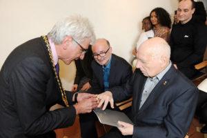 Oberbürgermeister Bertram Hilgen überreicht den Wappenring der Stadt Kassel an Prof. Karl-Oskar Blase. Foto: Stadt Kassel