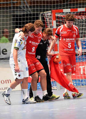 Verletzt wird Spielmacher Patrik Fahlgren beim Spiel gegen die Berliner Füchse vom Feld begleitet. Foto: Hartung
