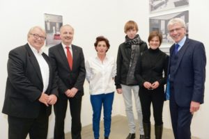 In wertschätzender Gesellschaft: Prof. Heiner Georgsdorf (Mitglied des Kuratoriums der Arnold-Bode-Stiftung), Wolfram Ebert (Mitglied des Vorstands der Kasseler Sparkasse), Preisträgerin Nairy Baghramian, Adam Szymczyk (Künstlerischer Leiter der documenta 14), Nicole Schlabach (Sparkassen-Kulturstiftung Hessen-Thüringen) und Oberbürgermeister Bertram Hilgen (v.l.) Foto: © Stadt Kassel; Foto: N. Klinger In wertschätzender Gesellschaft: Prof. Heiner Georgsdorf (Mitglied des Kuratoriums der Arnold-Bode-Stiftung), Wolfram Ebert (Mitglied des Vorstands der Kasseler Sparkasse), Preisträgerin Nairy Baghramian, Adam Szymczyk (Künstlerischer Leiter der documenta 14), Nicole Schlabach (Sparkassen-Kulturstiftung Hessen-Thüringen) und Oberbürgermeister Bertram Hilgen (v.l.) Foto: © Stadt Kassel; Foto: N. Klinger
