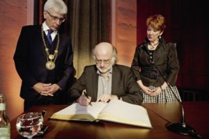 Preisträger Frank Schulz trägt sich ins Goldene Buch der Stadt Kassel ein. Foto: Mario Zgoll Preisträger Frank Schulz trägt sich ins Goldene Buch der Stadt Kassel ein. Foto: Mario Zgoll