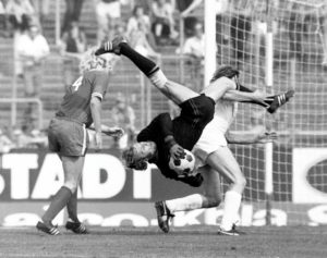 Gerd Welz, hier bei einem Spiel gegen Fortuna Düsseldorf, bewies bei seinen Abwehraktionen neben viel Geschick auch immer wieder viel Mut. Foto: Werek Gerd Welz, hier bei einem Spiel gegen Fortuna Düsseldorf, bewies bei seinen Abwehraktionen neben viel Geschick auch immer wieder viel Mut. Foto: Werek