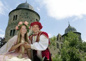 Das Dornröschenpaar Rebecca und Andreas ist Repräsentant der Sababurg und zugleich Hessentagspaar. Foto: Sababurg