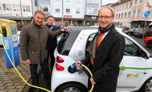 Über die Tourist-Information von Kassel Marketing gibt´s jetzt saubere Mobilität für alle: Am Karlsplatz, wo dieses Foto entstand, und an der Stadthalle eröffneten heute (v.li.) Holger Schach vom Regionalmanagement Nordhessen, Hubert Henselmann von Kassel Marketing und KVG-Vorstand Dr. Thorsten Ebert je einen E-Mobilpunkt. Hier können ab Montag E-Pkw als Carsharingfahrzeuge ausgeliehen und an Ladesäulen aufgeladen werden. Die E-Pkw ergänzen im Rahmen des Projektes FREE den umweltschonenden öffentlichen Nahverkehr. Foto: KVG AG / Fischer