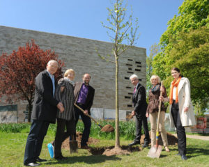 Horst und Gudrun Hinz (Spenderin), Volker Lange (Abteilungsleiter Freiraumplanung vom Umwelt- und Gartenamt), Oberbürgermeister Bertram Hilgen, Dorothée Rhiemeier (Leiterin des Kulturamtes) und Susanne Völker (Leiterin der GRIMMWELT) (v.l.). Foto: Stadt Kassel