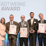 Preisverleihung in Düsseldorf: Roland Heinzen, Geschäftsführer enertracting GmbH (3. v.li.), Detlef Grebe, Sven Fries und Ralf Meyer, EAM, (4. – 6. v.li.), nahmen den Stadtwerke Award aus den Händen von (v.li.) Sven Becker (Trianel), Christina Sternitzke (EUROFORUM) und Helmut Sendner (Energie & Management) (ganz re) entgegen. Foto: nh Preisverleihung in Düsseldorf: Roland Heinzen, Geschäftsführer enertracting GmbH (3. v.li.), Detlef Grebe, Sven Fries und Ralf Meyer, EAM, (4. – 6. v.li.), nahmen den Stadtwerke Award aus den Händen von (v.li.) Sven Becker (Trianel), Christina Sternitzke (EUROFORUM) und Helmut Sendner (Energie & Management) (ganz re) entgegen. Foto: nh