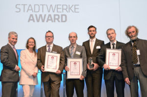 Preisverleihung in Düsseldorf: Roland Heinzen, Geschäftsführer enertracting GmbH (3. v.li.), Detlef Grebe, Sven Fries und Ralf Meyer, EAM, (4. – 6. v.li.), nahmen den Stadtwerke Award aus den Händen von (v.li.) Sven Becker (Trianel), Christina Sternitzke (EUROFORUM) und Helmut Sendner (Energie & Management) (ganz re) entgegen. Foto: nh