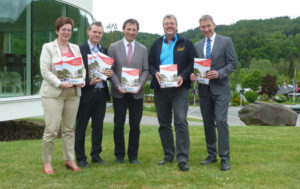 Haben im NaturparkZentrum Kellerwald den ersten Gruppenreise-Katalog der GrimmHeimat NordHessen vorgestellt (v. l.): Ute Schulte (Leitung Tourismus GrimmHeimat NordHessen), Christian Mayer (Kurdirektor Bad Hersfeld), Hubert Henselmann (Bereichsleiter Tourismus Kassel Marketing), Klaus Hamel (Edersee Touristic GmbH) sowie Holger Schach (Geschäftsführer Regionalmanagement Nordhessen GmbH). Foto: nh