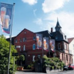In der Knallhütte wird heute das regionale Hütt-Bier gebraut.Hier, an der alten Reichsstraße nach Frankfurt, gingen im 18. Jahrhundert die Fuhrleute ein und aus, wechselten ihre Pferde und erzählten sich Geschichten. Diese hörte die junge Dorothea Pierson, deren Vater das Gasthaus betrieb, welches damals noch „Zum Birkenbaum“ hieß. Diese Geschichten gab Dorothea, die später Viehmann hieß, ab 1813 an die Brüder Grimm weiter. Der Rest ist Geschichte. Foto: Stadtmarketing Baunatal In der Knallhütte wird heute das regionale Hütt-Bier gebraut.Hier, an der alten Reichsstraße nach Frankfurt, gingen im 18. Jahrhundert die Fuhrleute ein und aus, wechselten ihre Pferde und erzählten sich Geschichten. Diese hörte die junge Dorothea Pierson, deren Vater das Gasthaus betrieb, welches damals noch „Zum Birkenbaum“ hieß. Diese Geschichten gab Dorothea, die später Viehmann hieß, ab 1813 an die Brüder Grimm weiter. Der Rest ist Geschichte. Foto: Stadtmarketing Baunatal