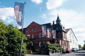 In der Knallhütte wird heute das regionale Hütt-Bier gebraut.Hier, an der alten Reichsstraße nach Frankfurt, gingen im 18. Jahrhundert die Fuhrleute ein und aus, wechselten ihre Pferde und erzählten sich Geschichten. Diese hörte die junge Dorothea Pierson, deren Vater das Gasthaus betrieb, welches damals noch „Zum Birkenbaum“ hieß. Diese Geschichten gab Dorothea, die später Viehmann hieß, ab 1813 an die Brüder Grimm weiter. Der Rest ist Geschichte. Foto: Stadtmarketing Baunatal In der Knallhütte wird heute das regionale Hütt-Bier gebraut.Hier, an der alten Reichsstraße nach Frankfurt, gingen im 18. Jahrhundert die Fuhrleute ein und aus, wechselten ihre Pferde und erzählten sich Geschichten. Diese hörte die junge Dorothea Pierson, deren Vater das Gasthaus betrieb, welches damals noch „Zum Birkenbaum“ hieß. Diese Geschichten gab Dorothea, die später Viehmann hieß, ab 1813 an die Brüder Grimm weiter. Der Rest ist Geschichte. Foto: Stadtmarketing Baunatal