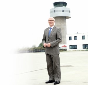 Ralf Schustereder ist seit April 2014 Chef des Kassel Airport. Er bringt nationale und internationale Erfahrung mit und will Kassel ans Liniennetz anbinden. Foto: Mario Zgoll Ralf Schustereder ist seit April 2014 Chef des Kassel Airport. Er bringt nationale und internationale Erfahrung mit und will Kassel ans Liniennetz anbinden. Foto: Mario Zgoll