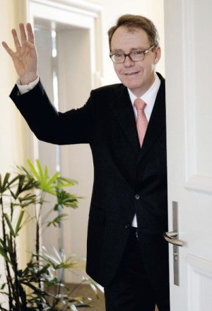 Das letzte Winken: Kassels Kämmerer Dr. Jürgen Barthel geht am 22. Juli nach 24 Jahren im Amt in den Ruhestand. Foto: Mario Zgoll Das letzte Winken: Kassels Kämmerer Dr. Jürgen Barthel geht am 22. Juli nach 24 Jahren im Amt in den Ruhestand. Foto: Mario Zgoll